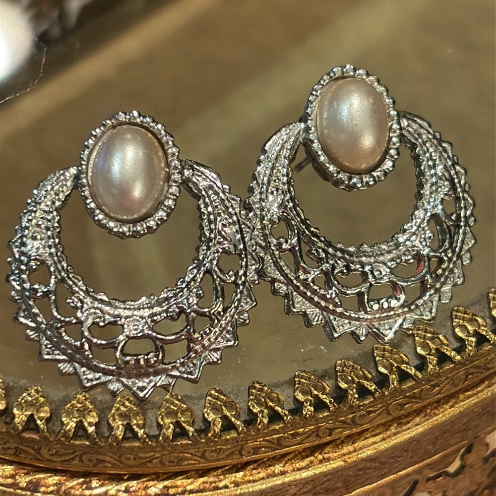 Vintage Pearl Wreath Earrings Silvertone Setting - Picture 4 of 7